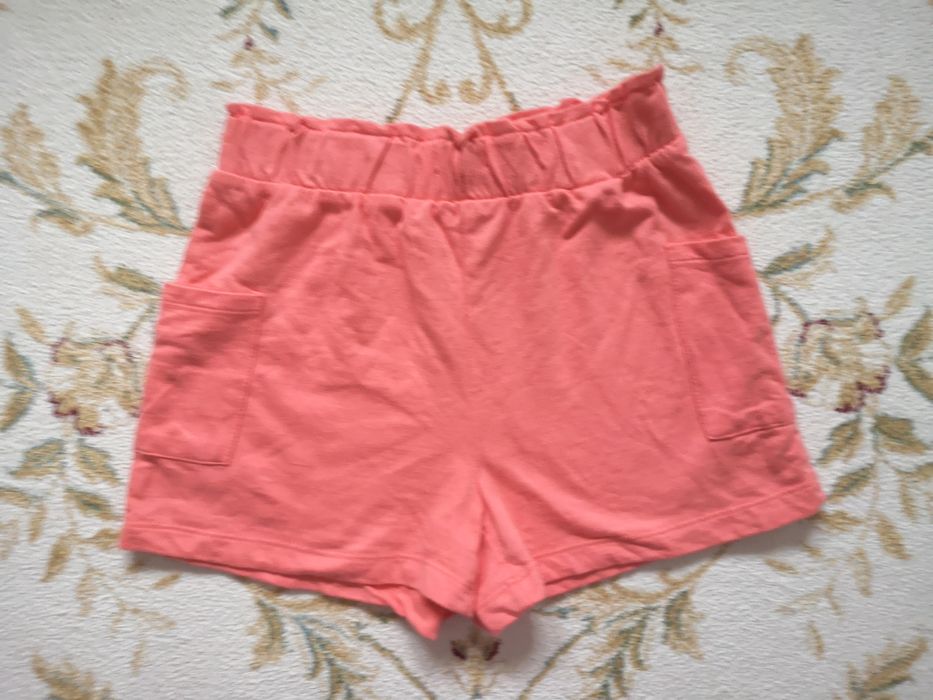 Dziewczęce krótkie spodenki: rozm.128 brzoskwiniowe