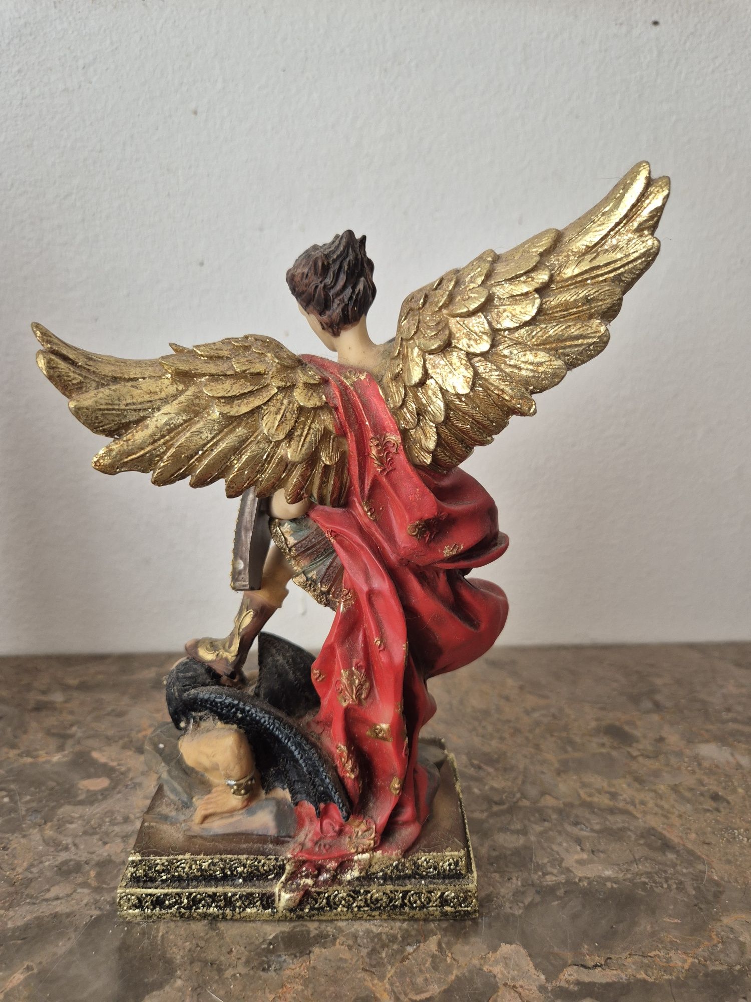 Várias estatuetas Religiosas