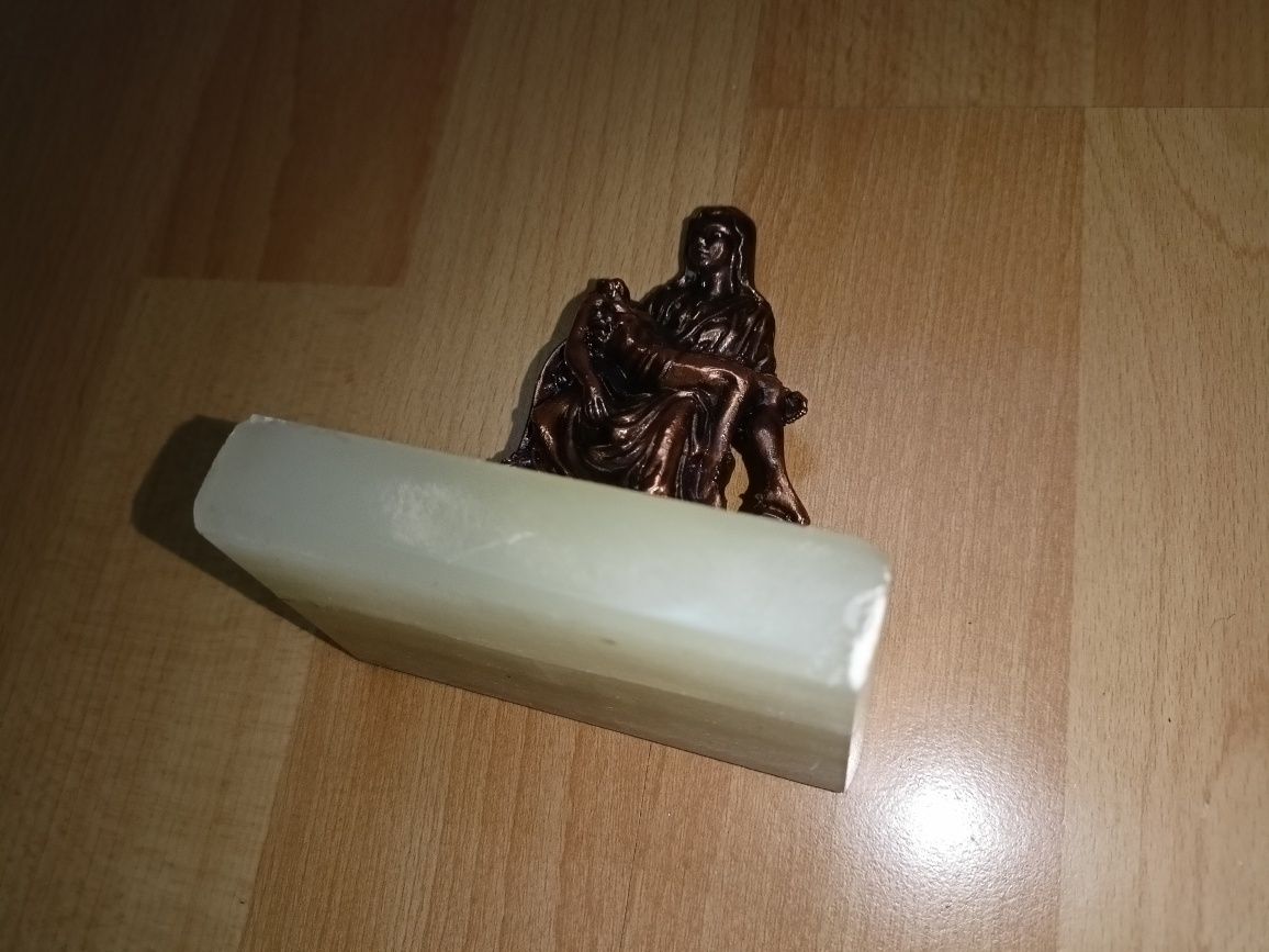 Figurka Pieta na kamieniu