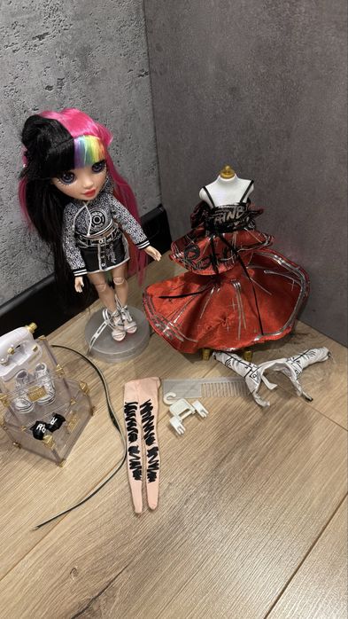 Jett Dawson lalka rainbow haigh z maszyną do szycia i manekinem