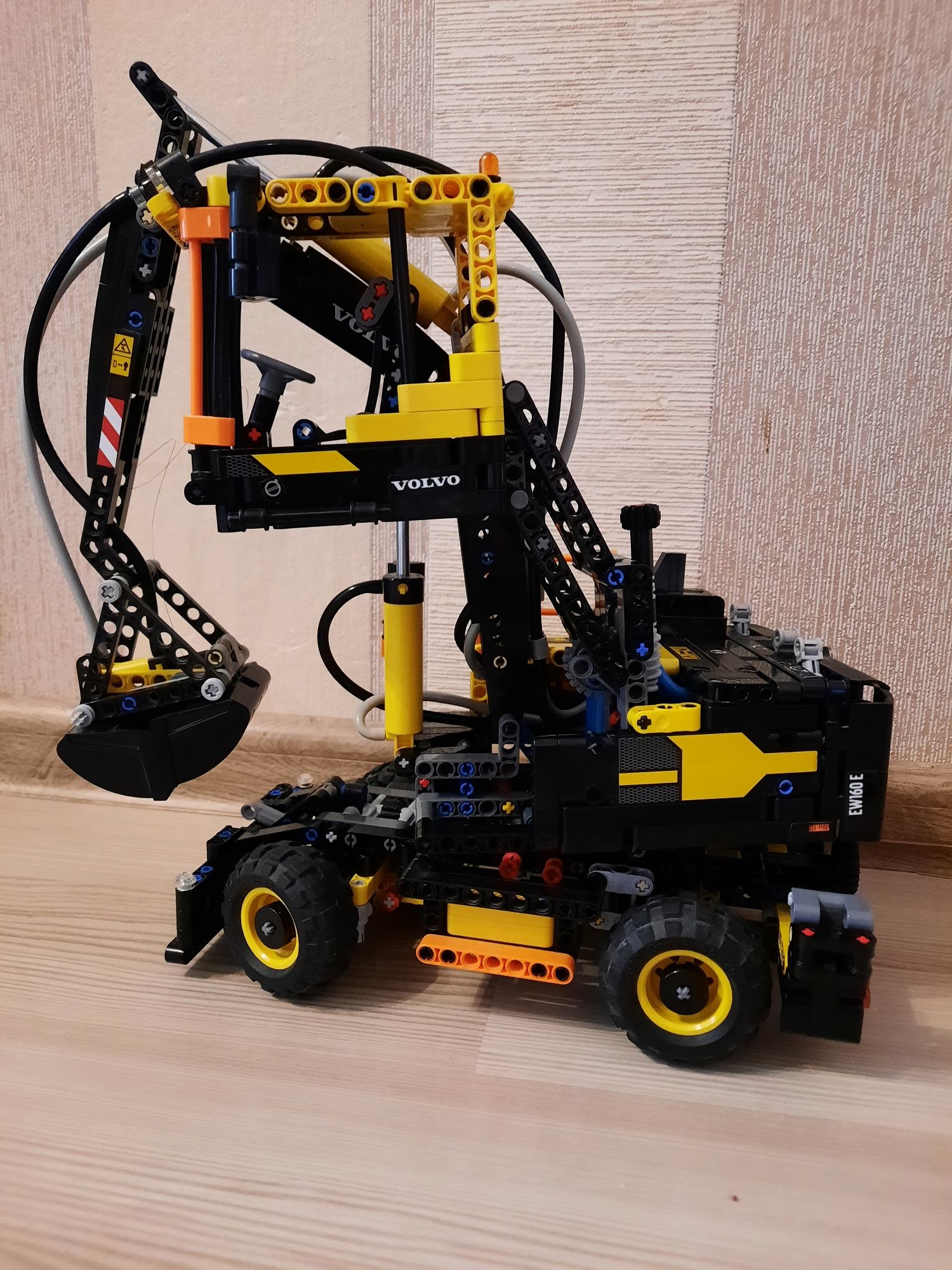 Lego technic 42053 Екскаватор Volvo