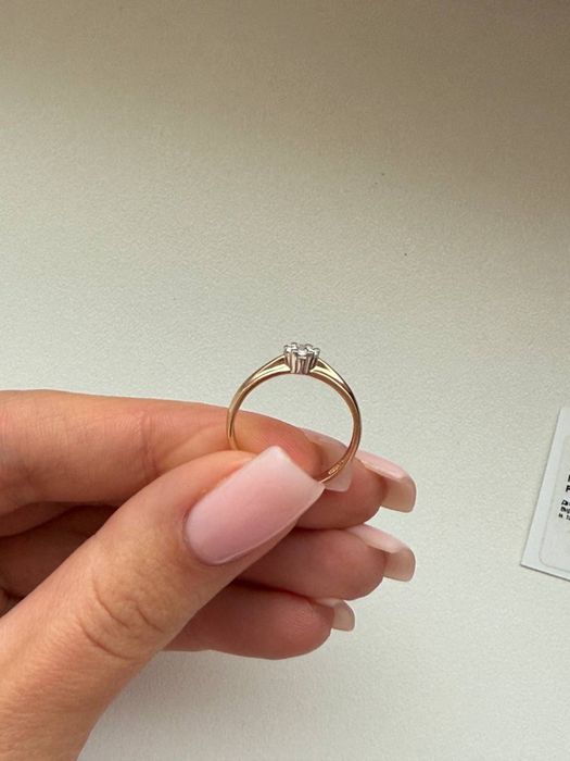 Золота каблучка з діамантами (кольцо с бриллиантом)