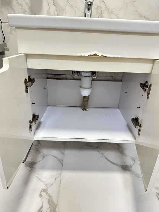 Тумба з умивальником і змішувачем