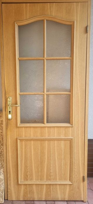 drzwi drewniane z futryną po demontażu;  fornir dębowy oraz sosna
