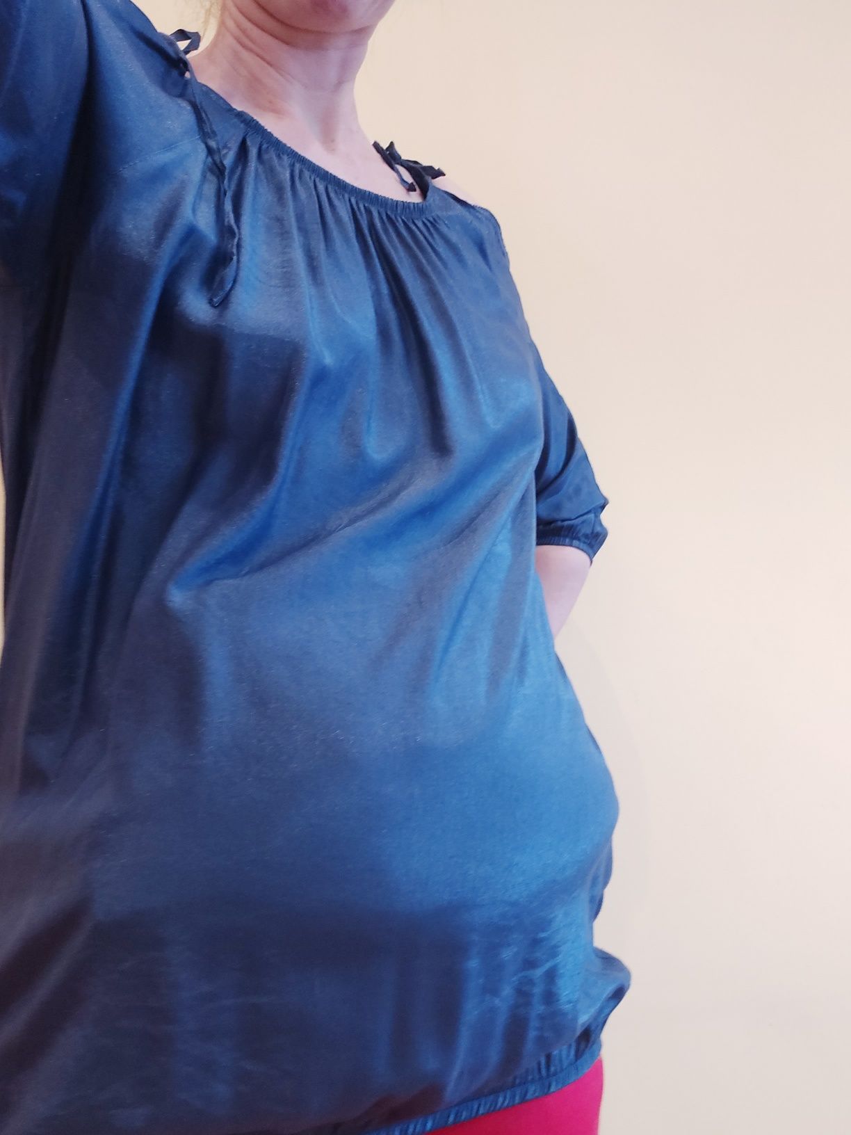 Bluzka ciążowa, rozmiar M / L, kolor granatowy z delikatnym połyskiem.