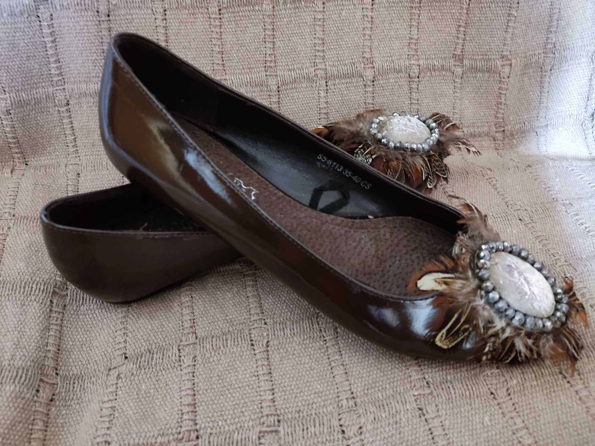 Sapatos de verniz modernos