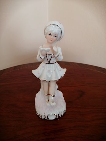 Figurka dziewczynki porcelana sygnowana