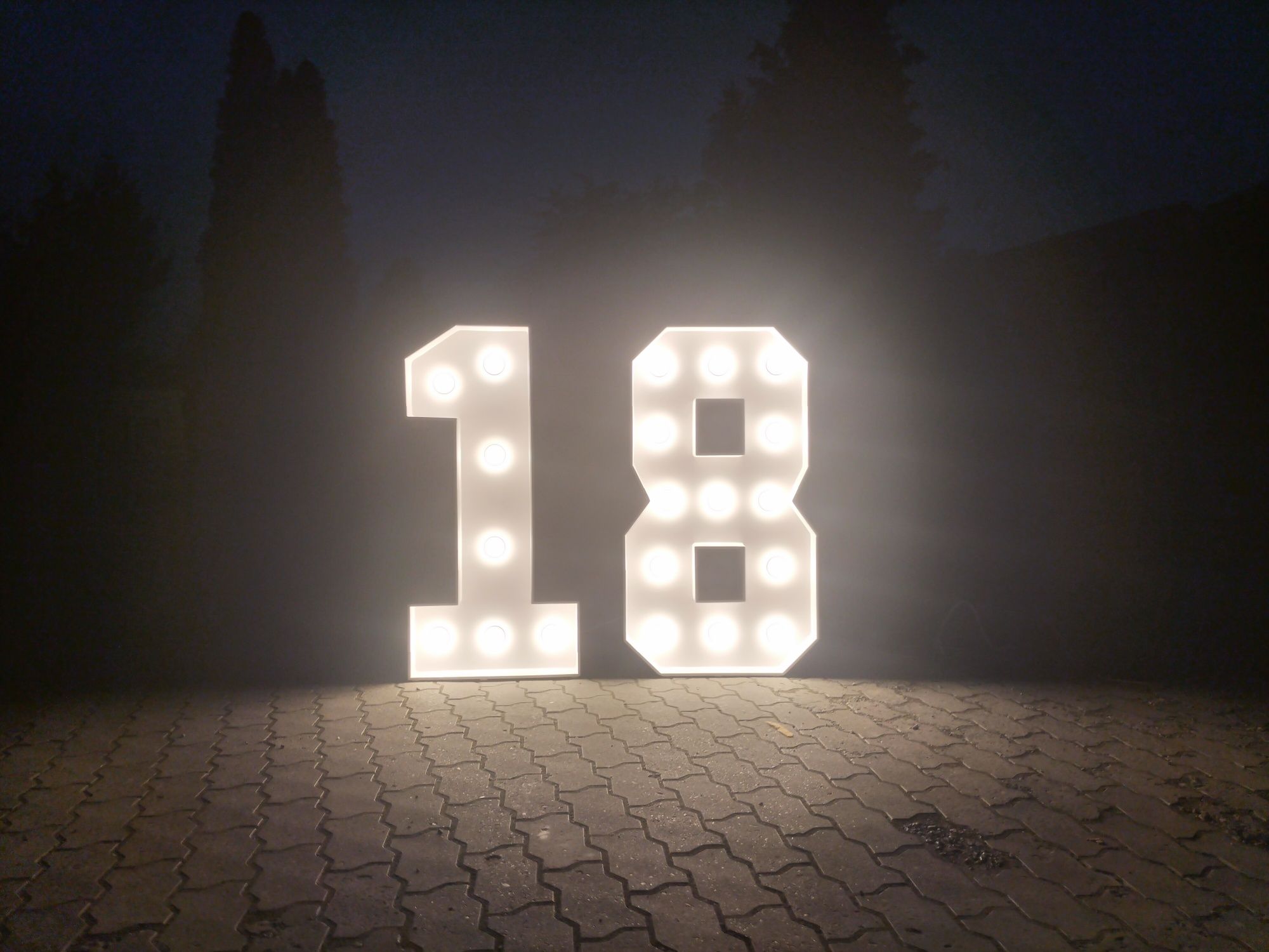 Cyfry 18 podświetlana cyfry LED RGBW osiemnastka świecąca