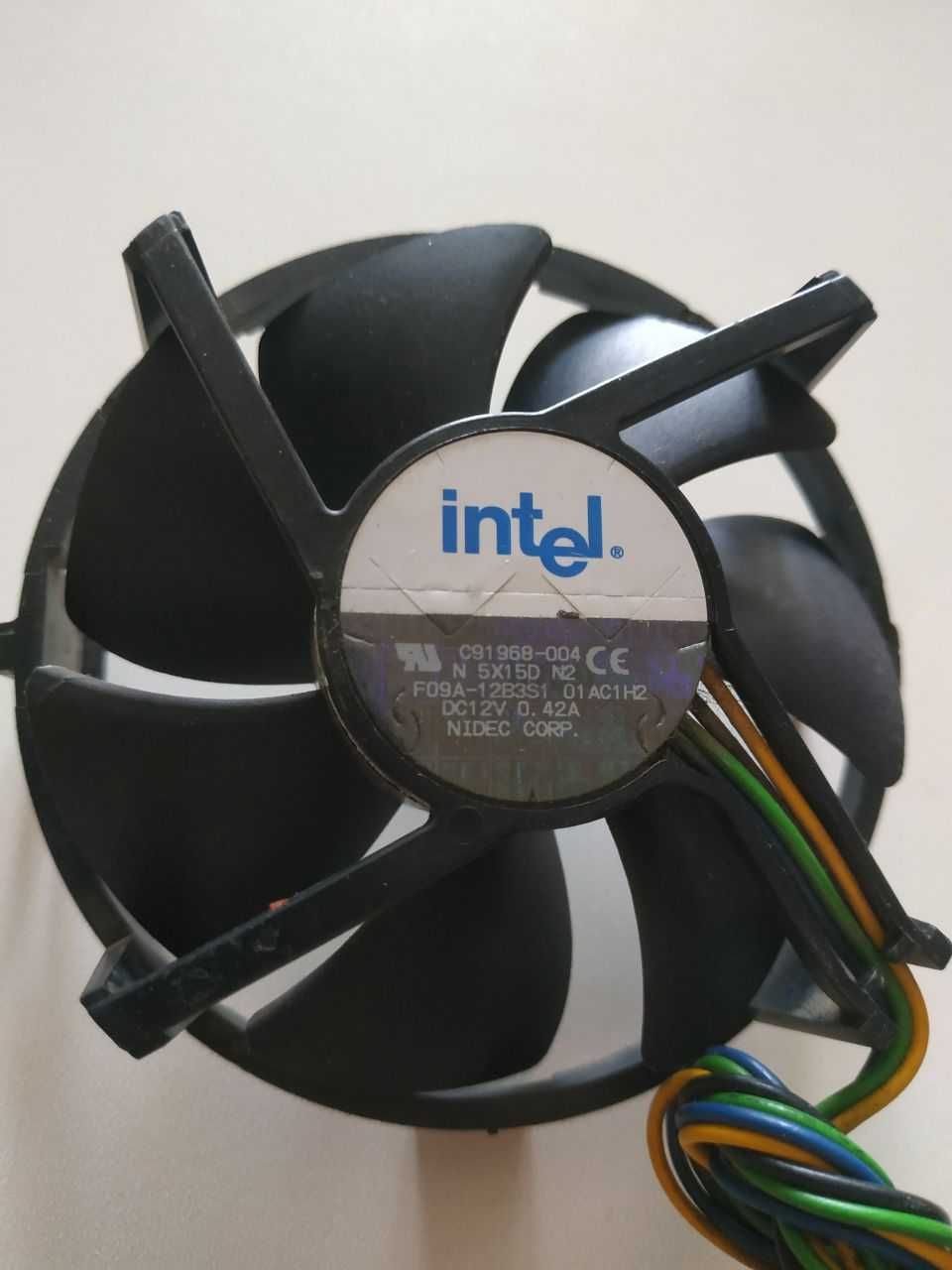 Кулеры Intel: 1 с радиатором и 2 без радиатора
