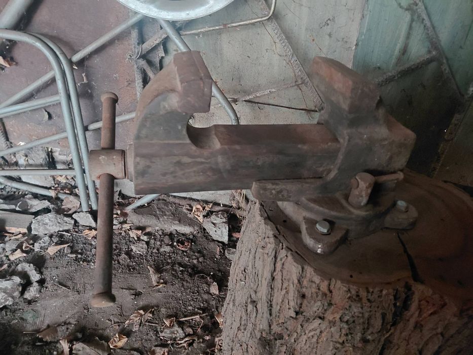 Тиски,продаються за 2500грн