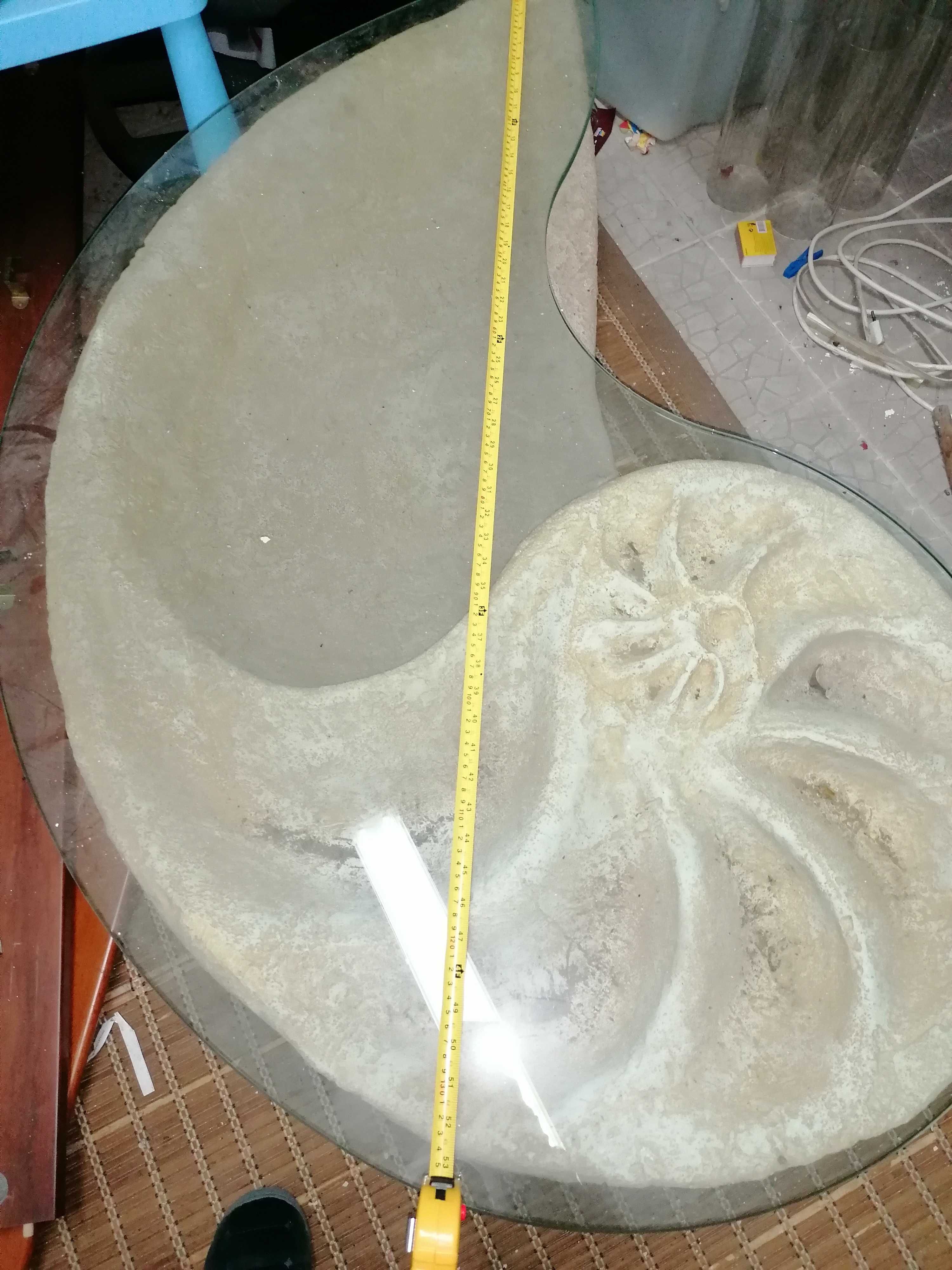 mesa de apoio em pedra e forma de concha