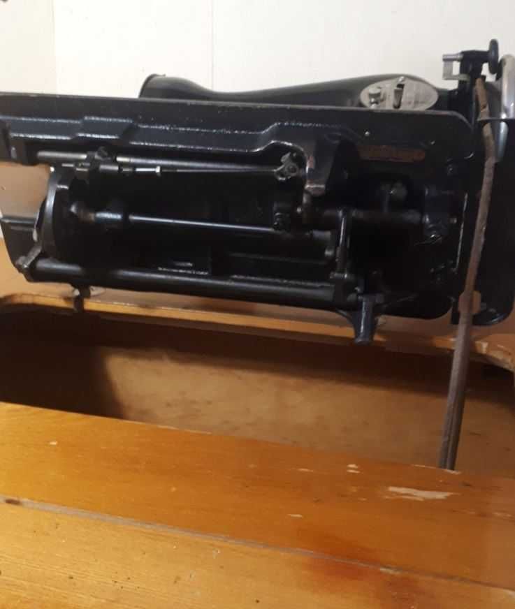Швейная машинка МПЗ им. Калинина (Подолка) с тумбой и ножным приводом