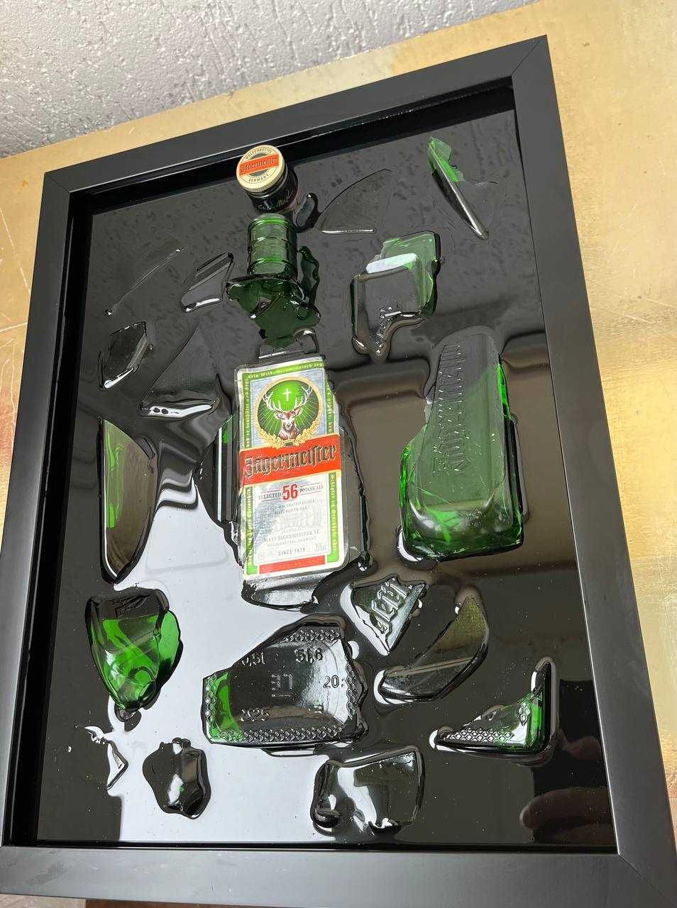 Картина з розбитою пляшкою всередині "Jägermeister"