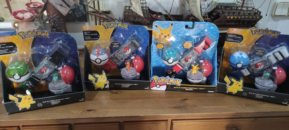 DISPONÍVEL PARA ENTREGA.  Cinto Pokémon, pokebolas, miniaturas