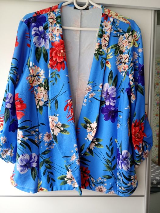 Śliczna narzutka/marynarka w kwiaty 48