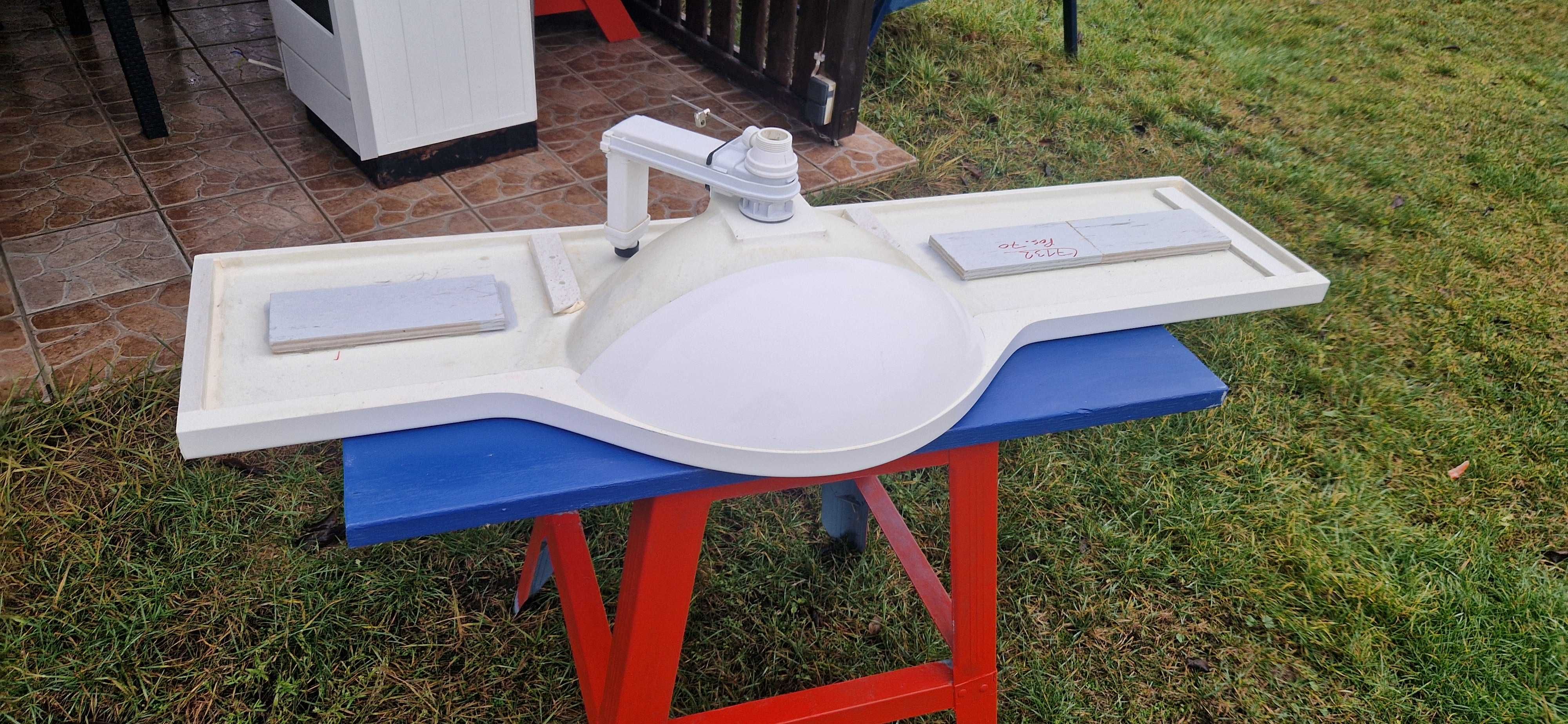 Umywalka ceramiczna 146,5 cm. x 52,5 cm.