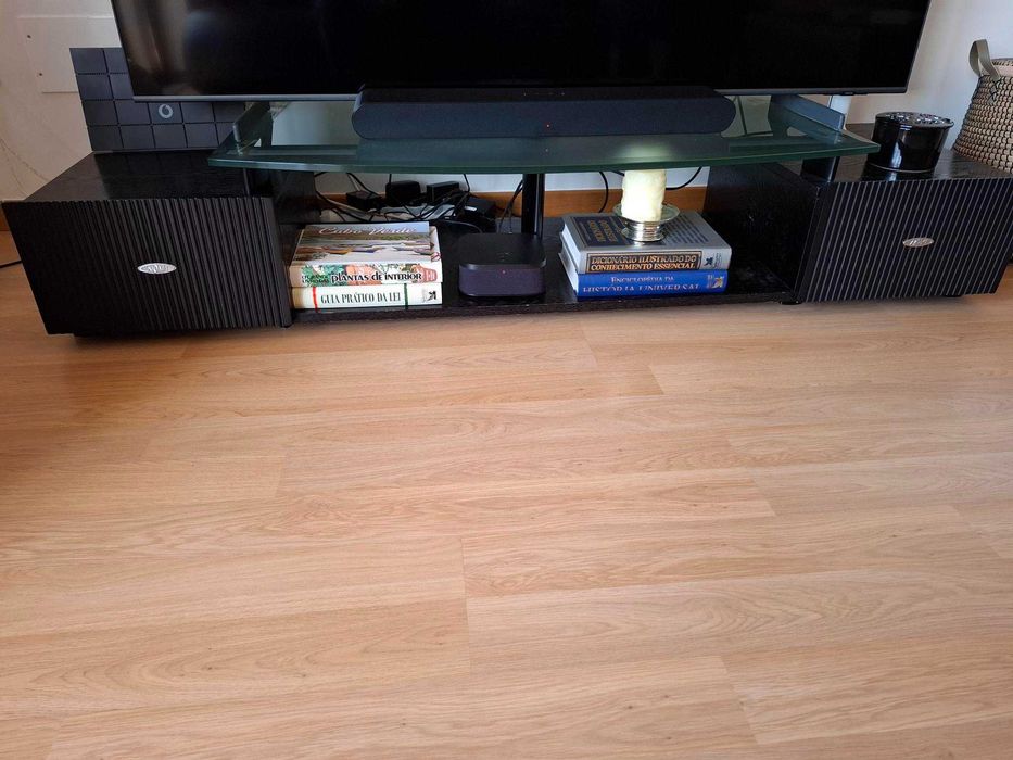 Móvel de TV com tampo de vidro