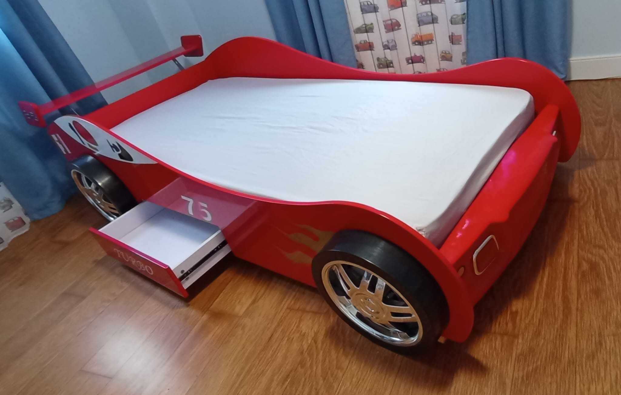 Cama em forma de Carro
