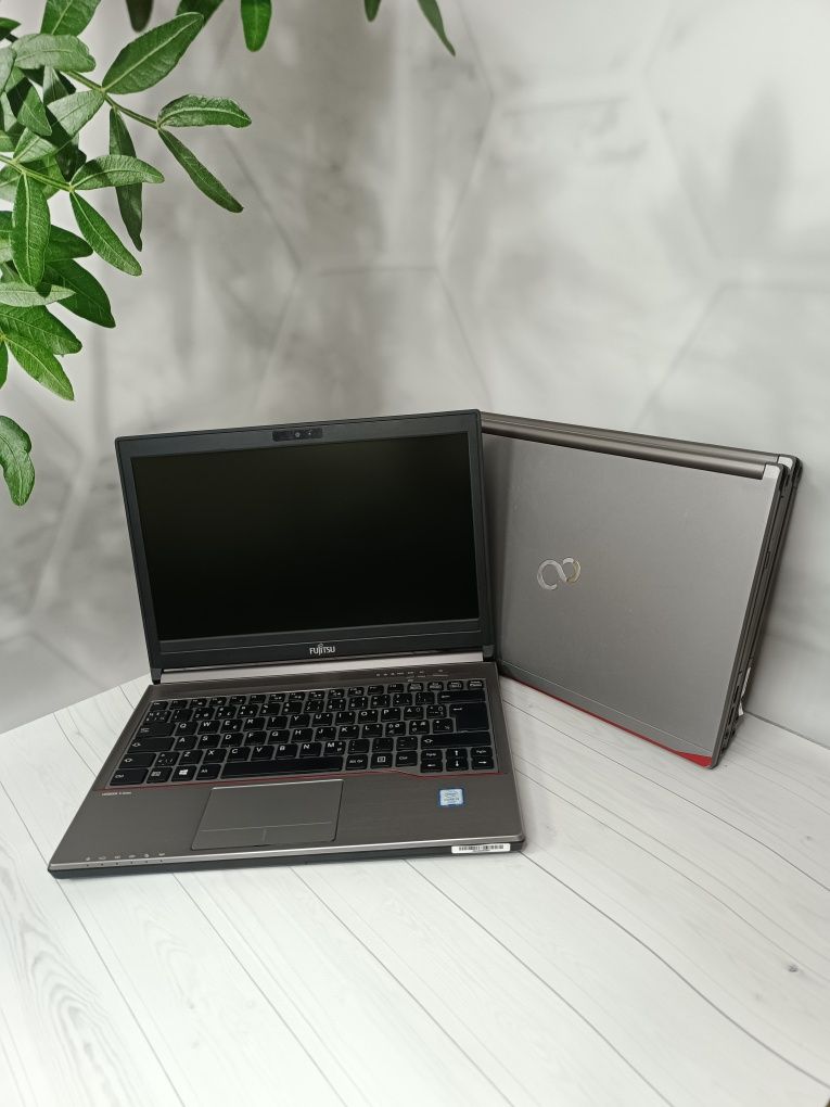 Ноутбук Fujitsu LIFEBOOK E736/i5-6300U/8 ГБ/256 GB/13.2 " HD