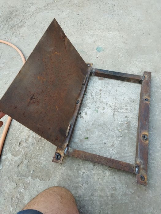 Крышка (ляда) делал для сливной ямы