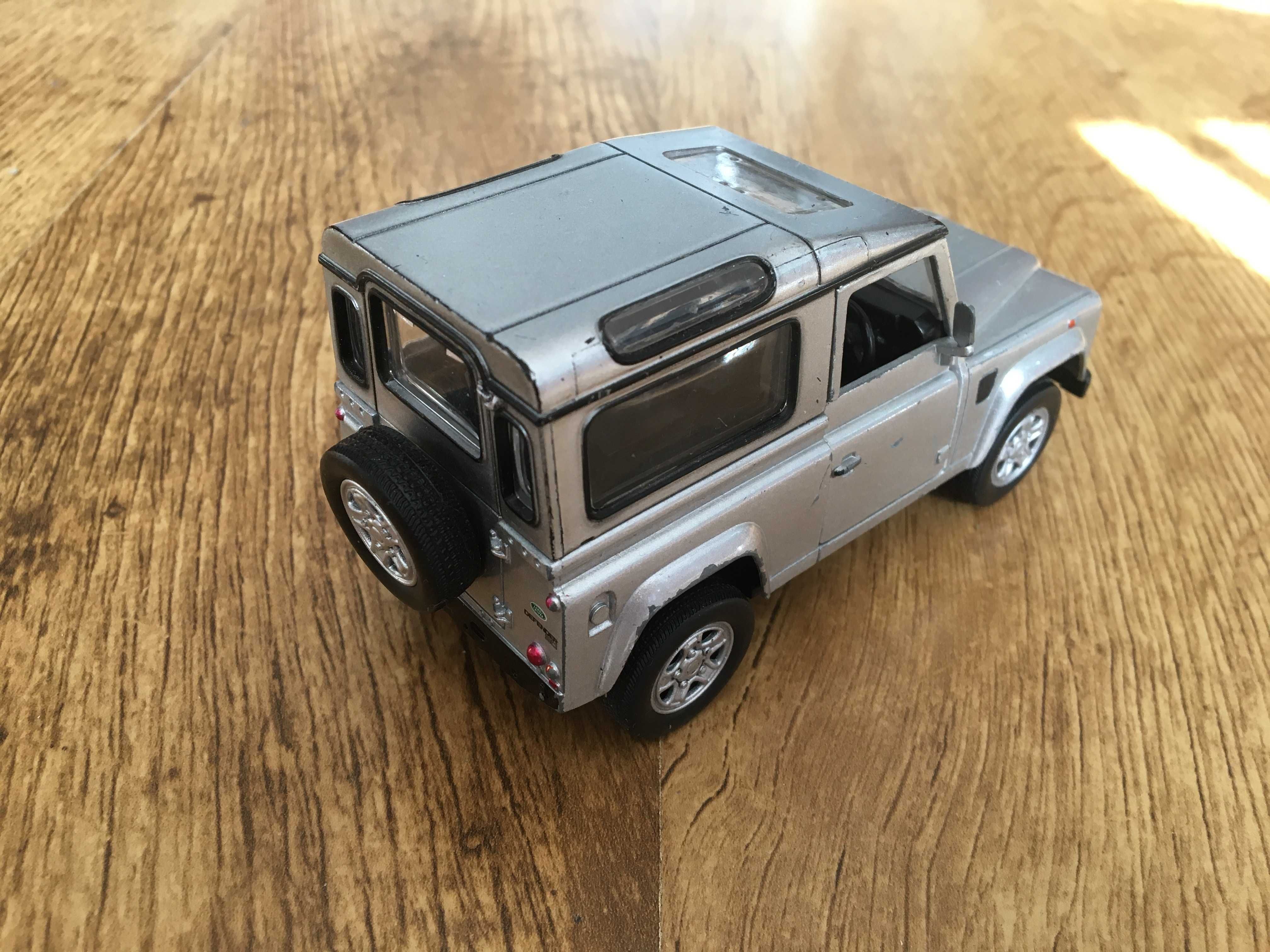 Land Rover Defender; New Ray 1:32