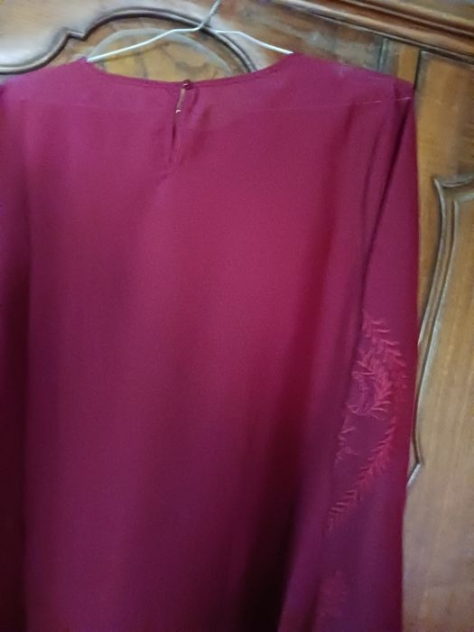 Vendo túnica vermelho escuro