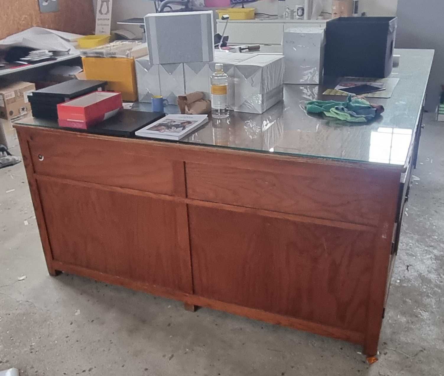 Mesa de acabamentos com tampo de vidro 180X270cm