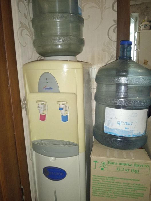 Кулер для води + 2 бутля.