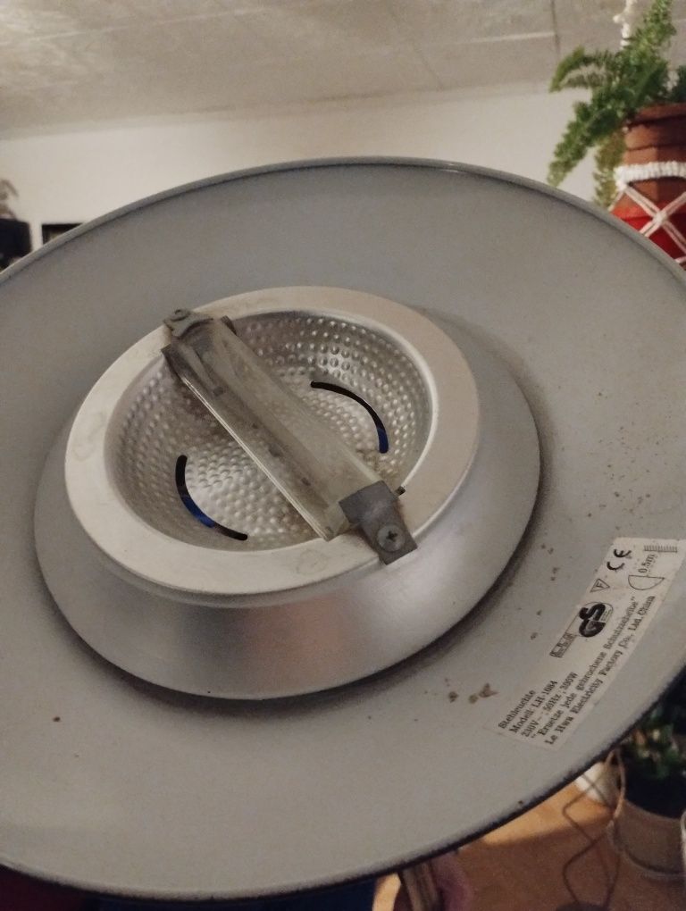 Lampa stojąca z regulatorem natężenia oświetlenia