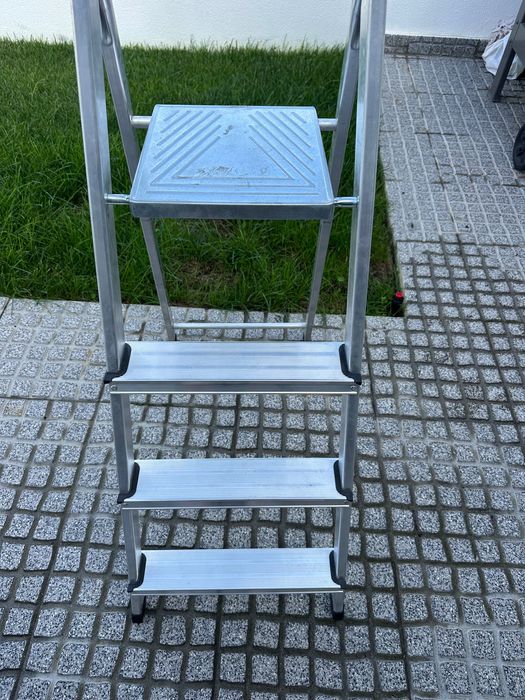 Escadote em alumínio