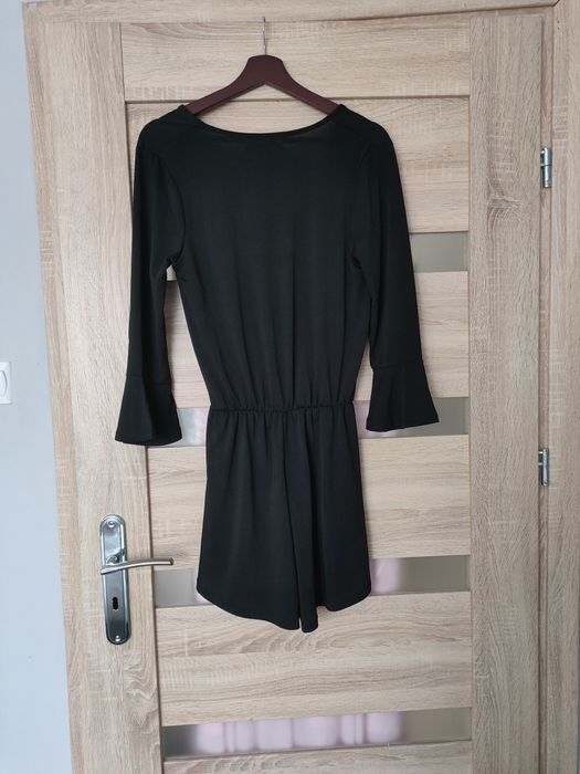 Czarny kombinezon krótki z szerokimi rękawami z przekładanym dekoltem