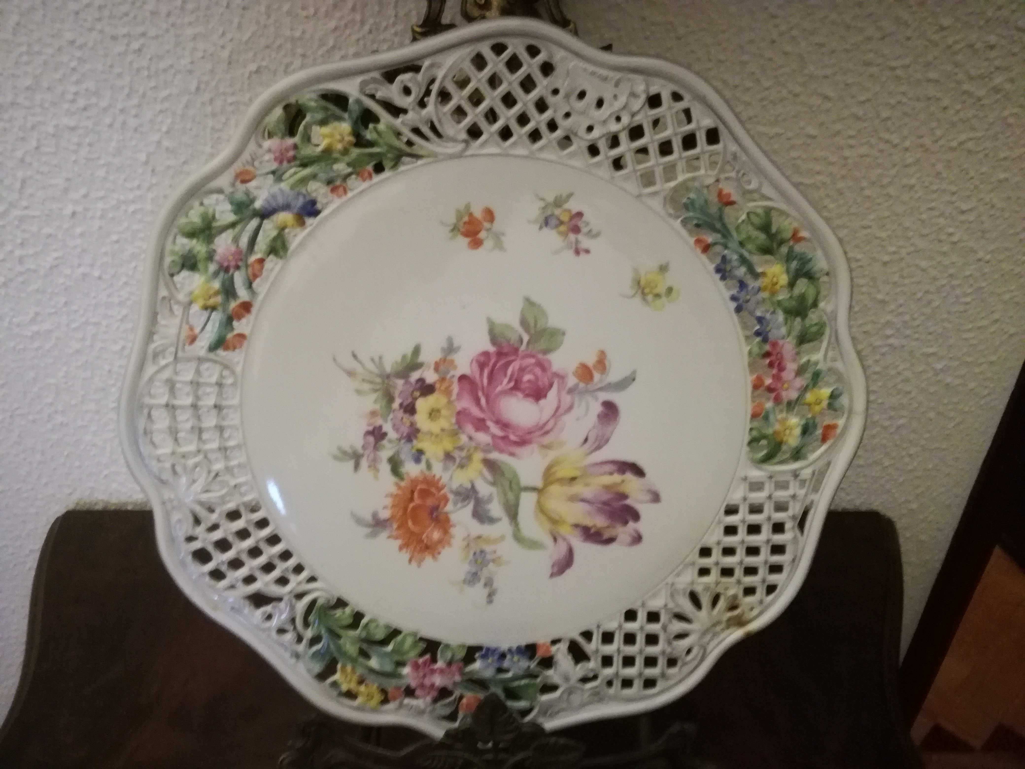 Prato Porcelana Alemã (DRESDEN) c/ Flores Pintadas -Diâmetro 35 cm