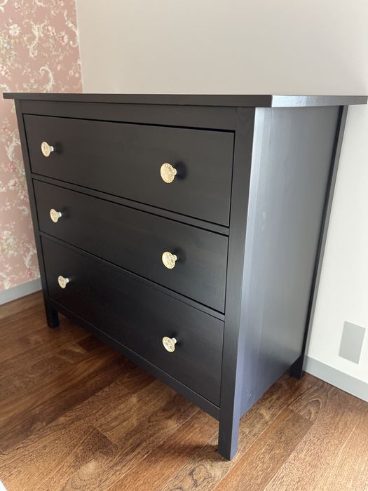 Cómoda + uma mesinha de cabeceira