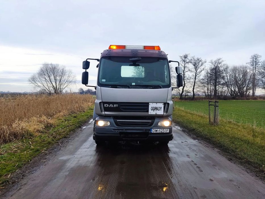 DAF FA LF55  Samochód ciężarowy marki DAF, tzw. bramowiec.