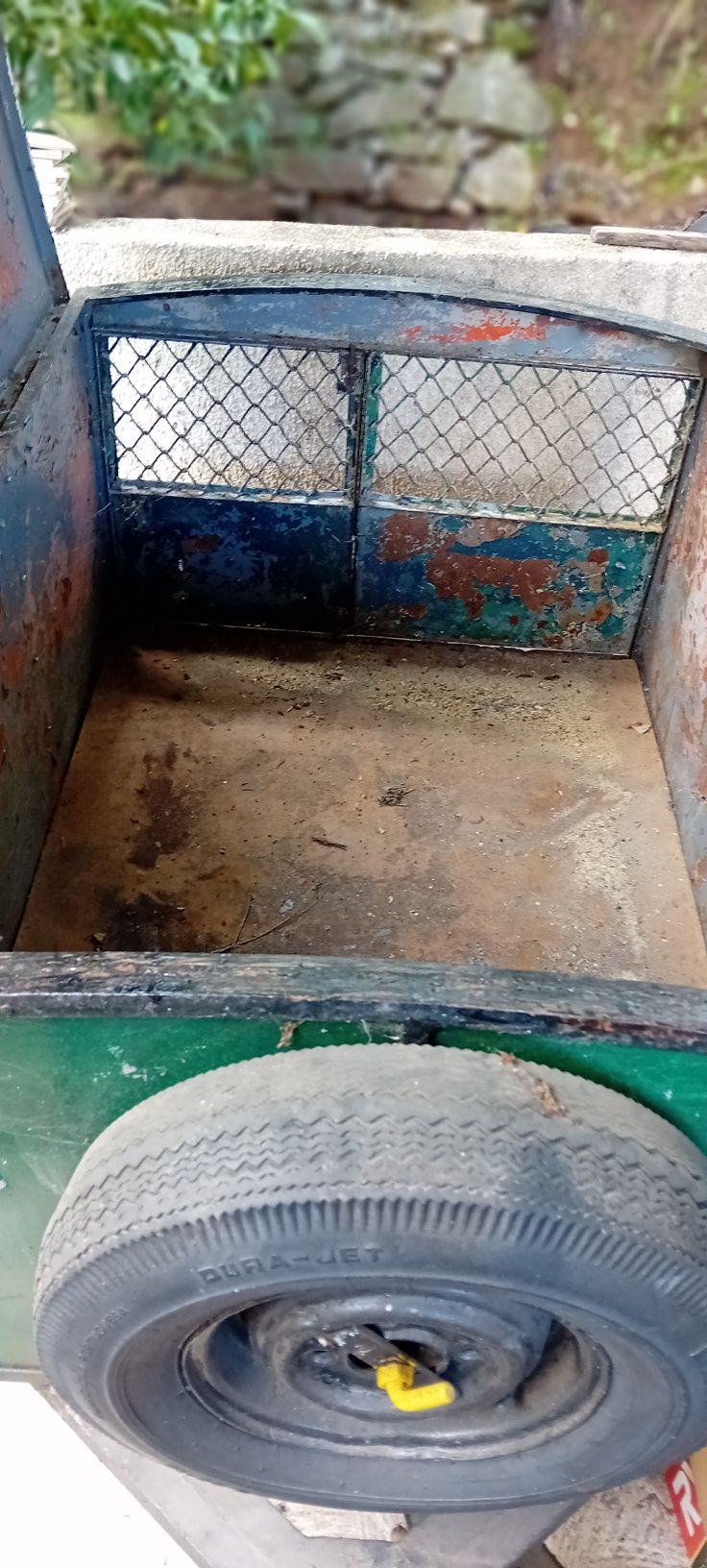 Reboque para carga ou cães de caça.