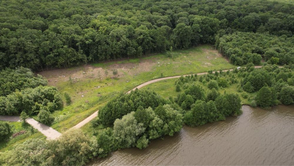 Продам ділянку біля лісу і води
