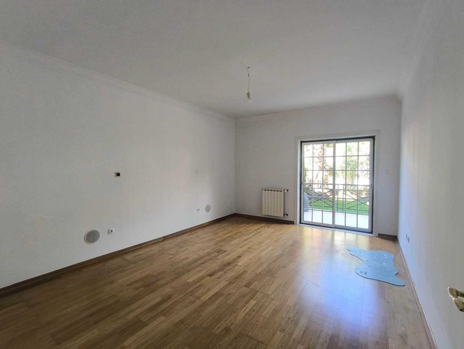 Apartamento T3 em Beloura, inserido em condomínio fechado com piscina