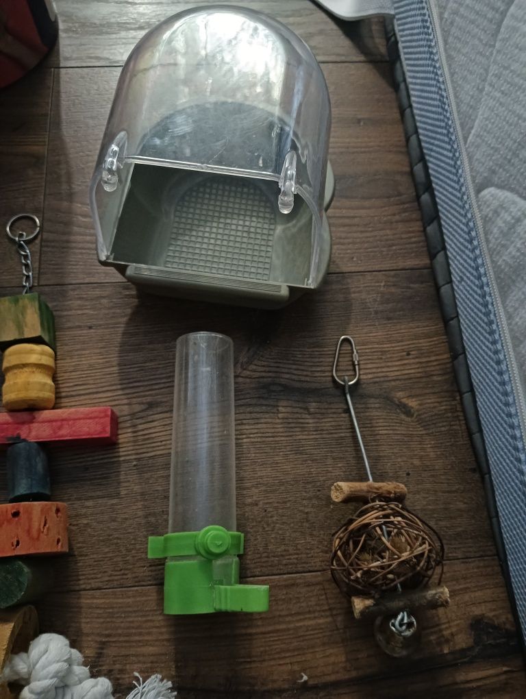 Wyposażenie do klatki i zabawki dla papug