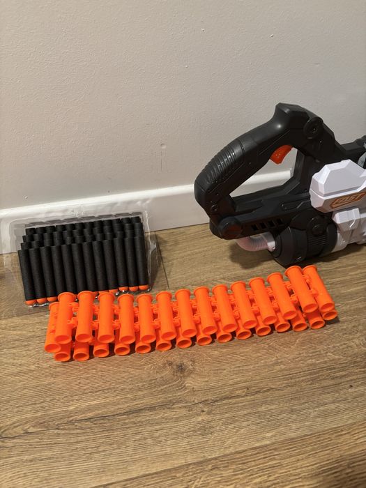 Pistolet nerf wyjety z pudełka