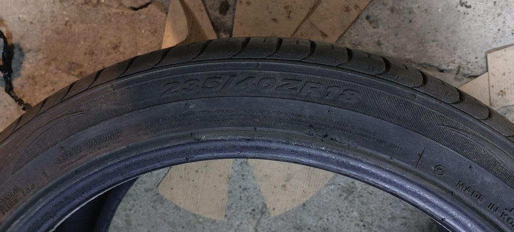 235/40 R18 lato.