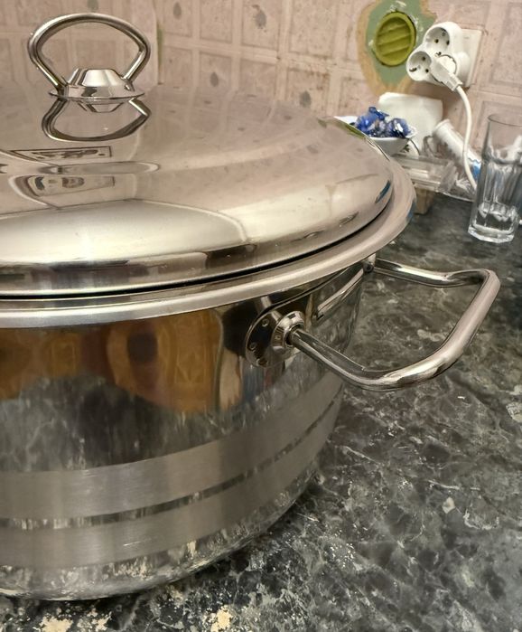 Продам кострюлю 11 литров