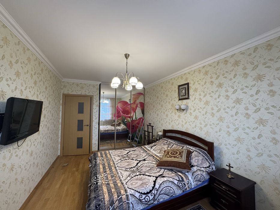 Продаж котедж у Винниках, вул. Яворницького, євроремонт, гараж.