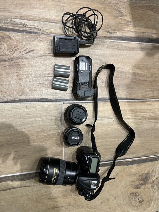 Zestaw Nikon D300s 3 obiektywy, dwie baterie, grip torba