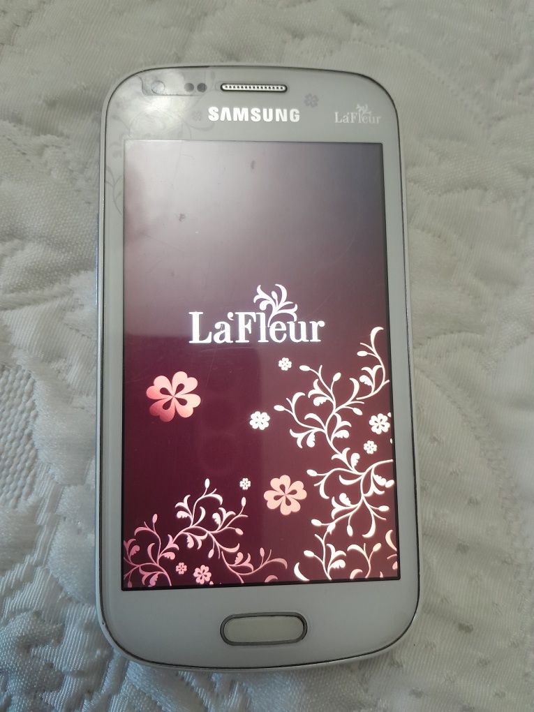 Телефон Samsung la fleur GT-S7562