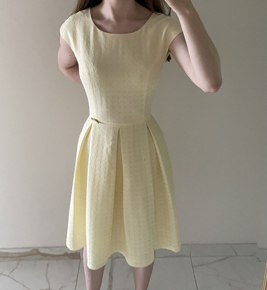 żółta rozkloszowana sukienka orsay