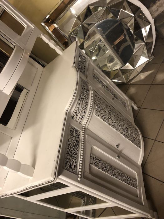 Kredens  biały lustro kryształki. Po renowacji