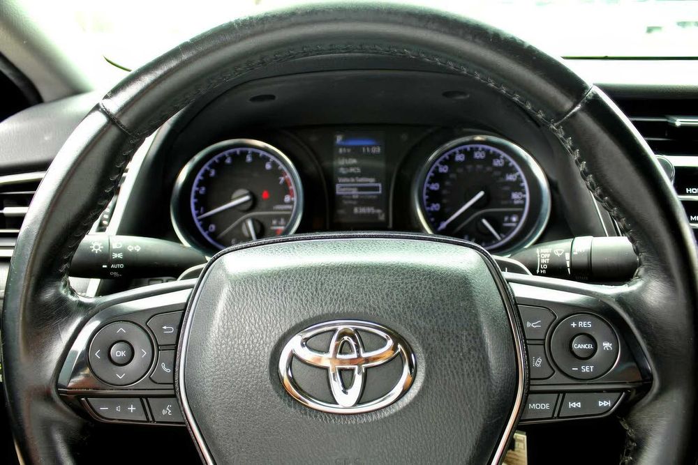 Toyota Camry SE      2020