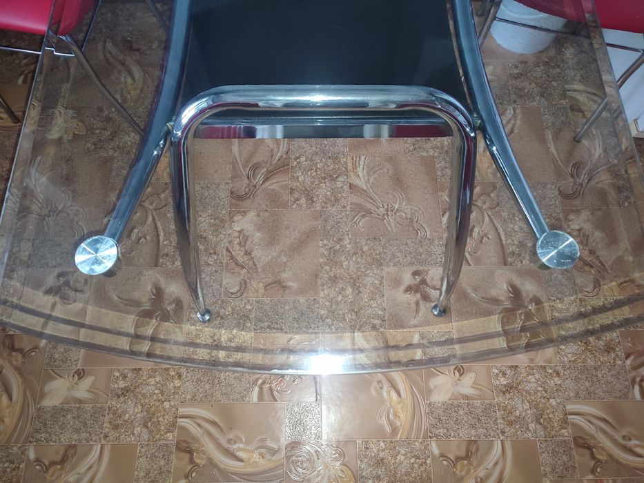 Стіл скляний обідній