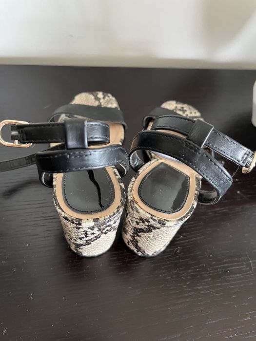 Sandalias pretas padrao animal