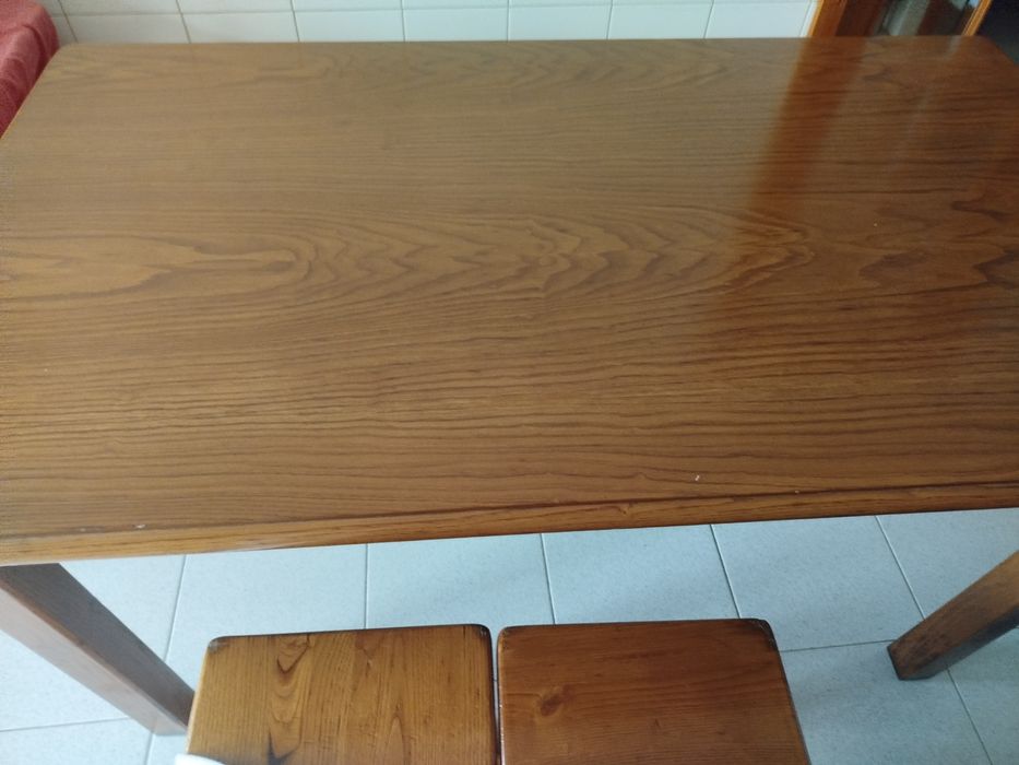 Mesa e quatro bancos de cozinha em madeira